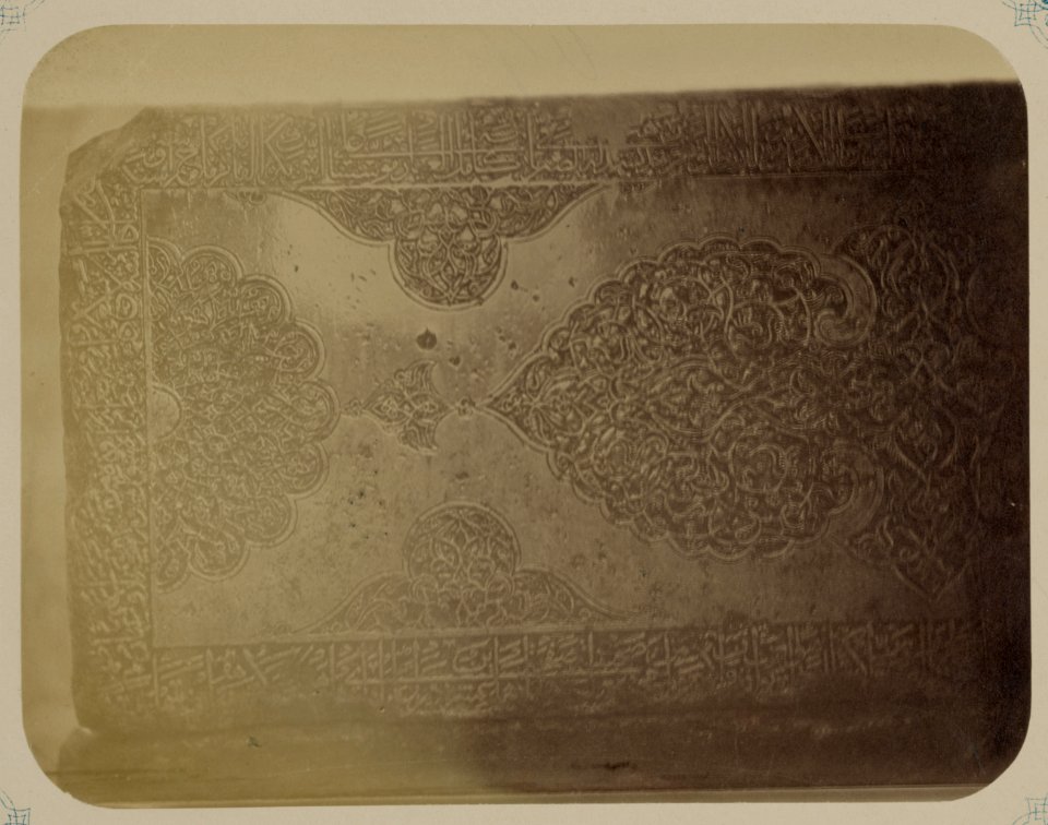 Samarkandskiia drevnosti. Medresse (sic) Bibi Khanym. Sobornaia mechet' (mecheti dzhami). Nadpisi na lievom boku mramornago piupitra (lau) LCCN2007682733