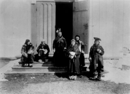Samer på trappen til Sør-Varanger kirke, Kirkenes, Sør-Varanger, Finnmark, ca. 1900 - Norsk folkemuseum - NF.09765-012