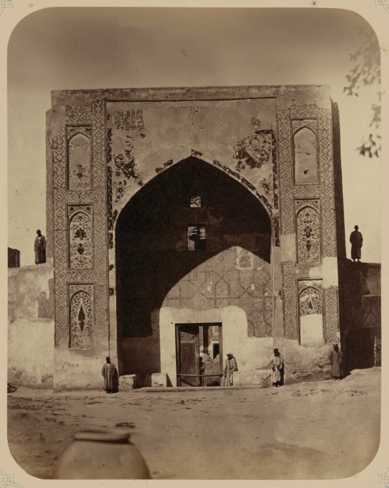Samarkandskiia drevnosti. Medresse (sic) Nadyr Divan Begi. Glavnyi vkhod v medresse (sic) LCCN2002710085