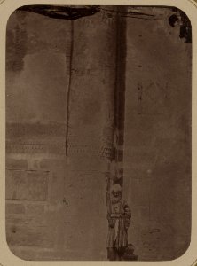 Samarkandskiia drevnosti. Medresse (sic) Shir-dar. Glavnyi fasad. (zapadnyi) Baza uglovoi kolony (sic) na glavnom fasadie LCCN2007682747