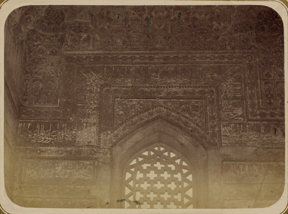 Samarkandskiia drevnosti. Medresse (sic) Shir-dar. Vnutren. dvor. Nadpisi idushchiia vnutri nish v verkhnei ikh chasti. Seredina LCCN2007682761