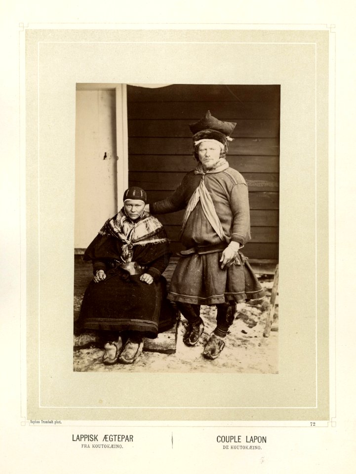 Samisk ektepar med pesk og skaller - Norsk folkemuseum - NF.15006-073