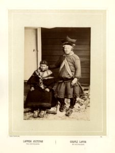 Samisk ektepar med pesk og skaller - Norsk folkemuseum - NF.15006-073