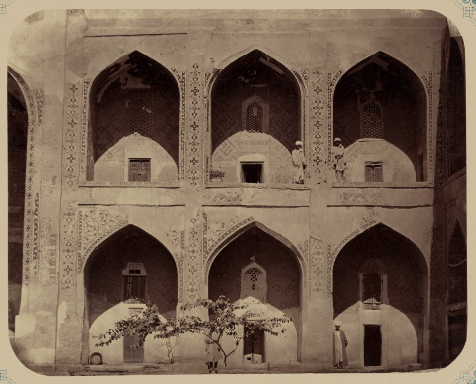 Samarkandskiia drevnosti. Medresse (sic) Shirdar (sic). Vnutren. dvor (vostochnaia storona). Vid dvukh etazhnykh kelii okruzhaiushchikh vnutrennost' dvora LCCN2007682771