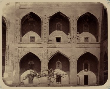 Samarkandskiia drevnosti. Medresse (sic) Shirdar (sic). Vnutren. dvor (vostochnaia storona). Vid dvukh etazhnykh kelii okruzhaiushchikh vnutrennost' dvora LCCN2007682771