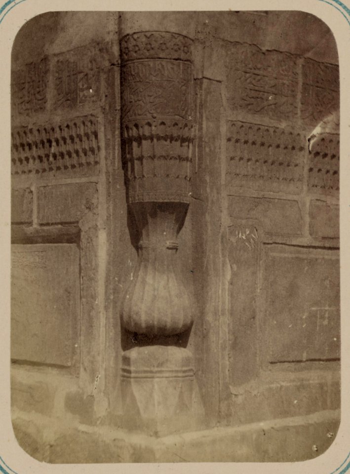 Samarkandskiia drevnosti. Medresse (sic) Tillia Kari. Vnutrennii dvor. (zapadnaia storona) Baza kolony (sic) LCCN2007682784