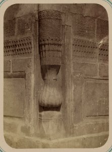 Samarkandskiia drevnosti. Medresse (sic) Tillia Kari. Vnutrennii dvor. (zapadnaia storona) Baza kolony (sic) LCCN2007682784