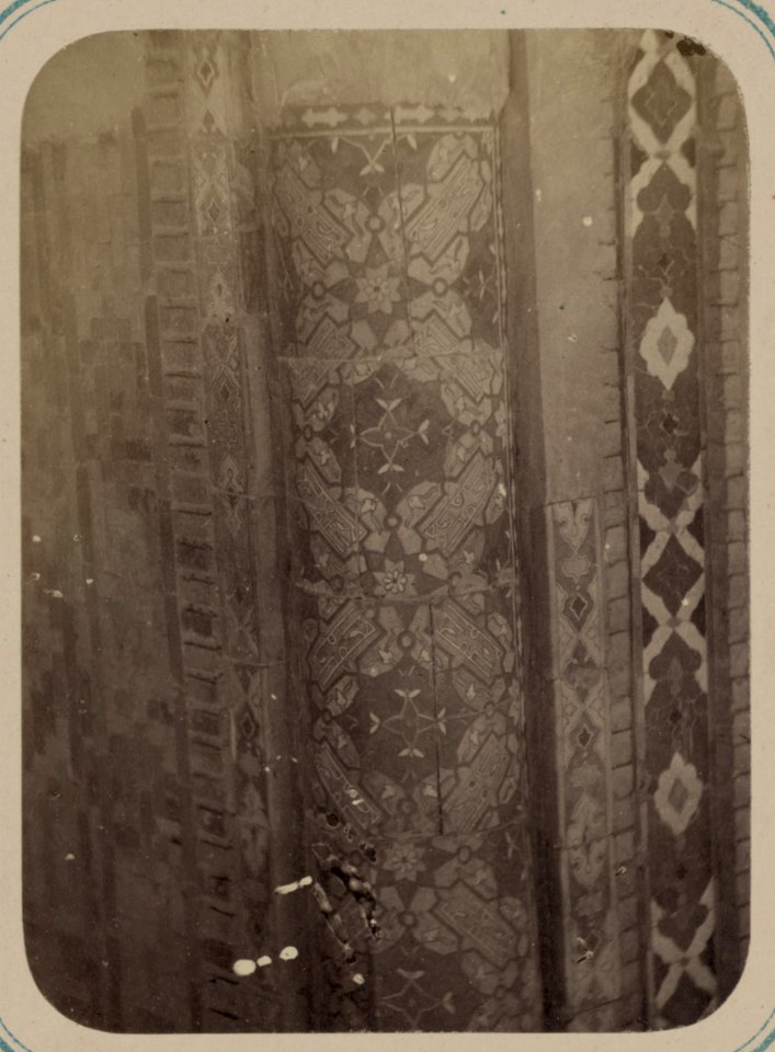 Samarkandskiia drevnosti. Medresse (sic) Tillia Kari. Vnutrennii dvor. (zapadnaia storona) Chast' kolony (sic) (sterzhen') LCCN2007682783