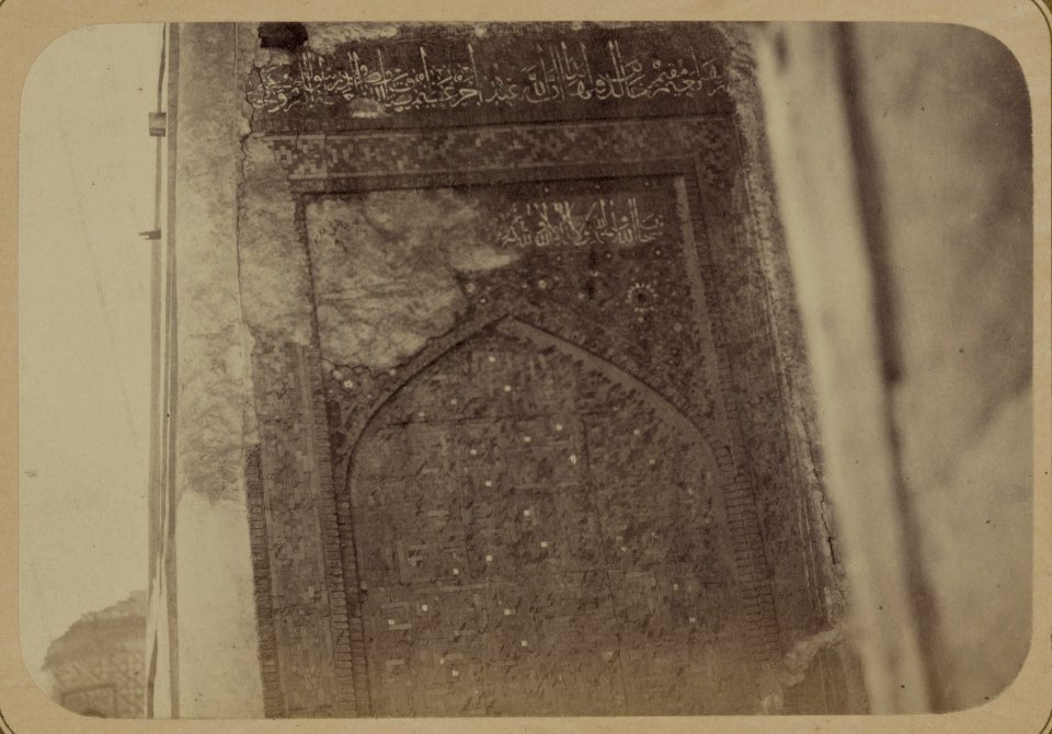 Samarkandskiia drevnosti. Medresse (sic) Tillia-Kari. Glavnyi fasad. (iuzhnyi) Konets. Nadpis' idushchaia vnutri glavnoi nishi v verkhnei eia chasti LCCN2007682776