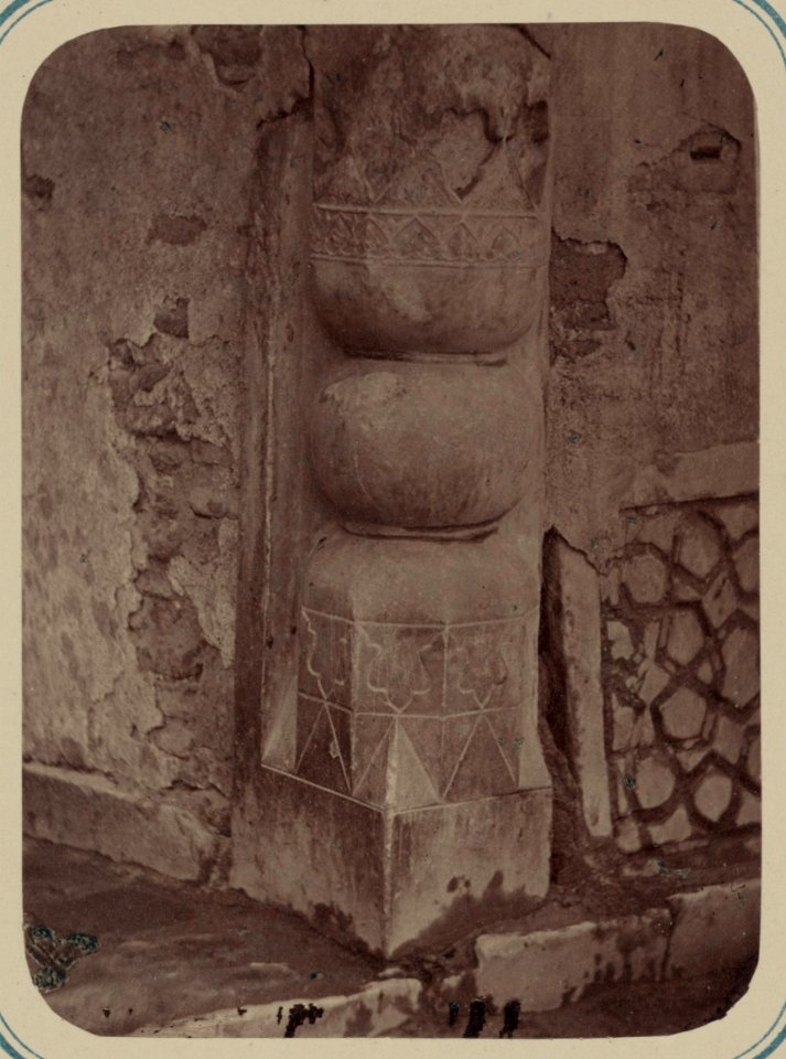 Samarkandskiia drevnosti. Medresse (sic) Ulug Bek. Vnutren. dvor. (sievernaia storona) Baza kolony (sic) u glavnoi nishi LCCN2007683358