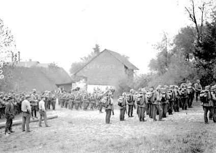 Sammlung in einem Dorf während eines Marsches - CH-BAR - 3239075
