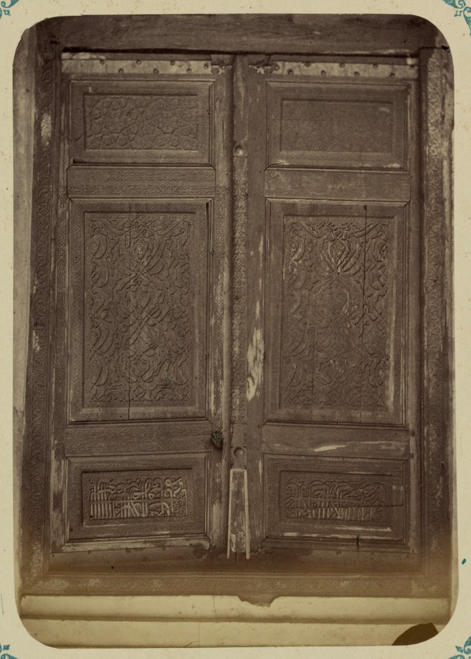 Samarkandskiia drevnosti. Medresse (sic) Ulug-Bek. Glavnyi fasad (vostochnyi). Dver' vedushchaia vo vnutrennii dvor LCCN2007683352