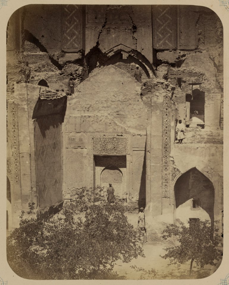 Samarkandskiia drevnosti. Medresse (sic) Ulug-Bek. Vid sredinoi (sic) (bol'shoi) nishi i chasti sokhranivshikhsia 2-kh etazhnykh kelii LCCN2007683354