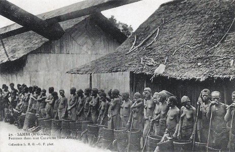 Samba (N'Gounié)-Femmes dans une caravane libre Ashango