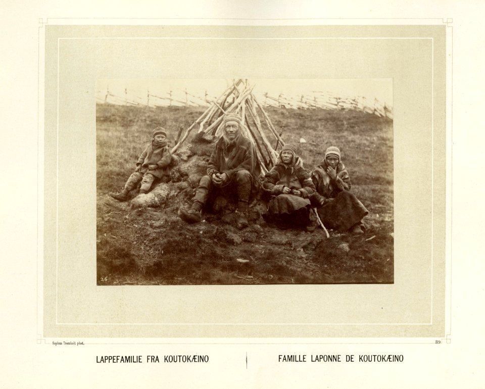Samisk familie utenfor en gamme - Norsk folkemuseum - NF.15006-040