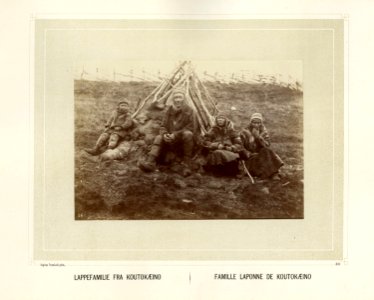 Samisk familie utenfor en gamme - Norsk folkemuseum - NF.15006-040