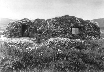 Samisk torvgamme, Maja Nilsens gamme, utenfor står søsknene Nils Maja, Anna og Gaisa Halt - Norsk folkemuseum - NF.05063-024
