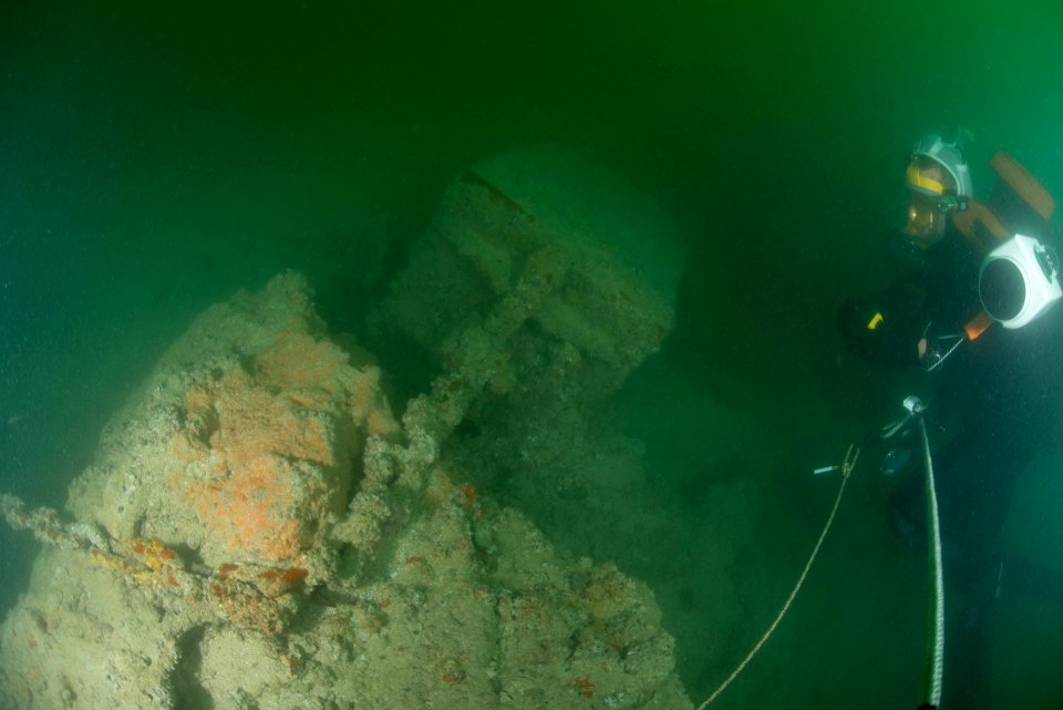 Salvage survey 141230-N-BJ254-046
