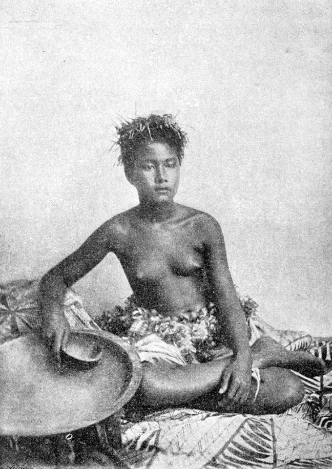 Samoa Woman offering kave 1901 Korensky
