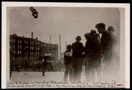 Samuel F. Perkins on Broad St., Philadelphia, Nov. 10th, 1910 - just going up First special permit ever granted in any American city, for man carrying kites. LCCN2017645646