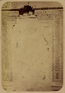 Samarkandskiia drevnosti. Grobnitsa sviatago Kussama ibni Abassa (Shakh-Zinde) i mavzolei pri nei. Mavzolei docheri Emira Khodzhi Toglu-Tekin. Nadpis' nad byvshem (sic) vkhodom LCCN2008676183