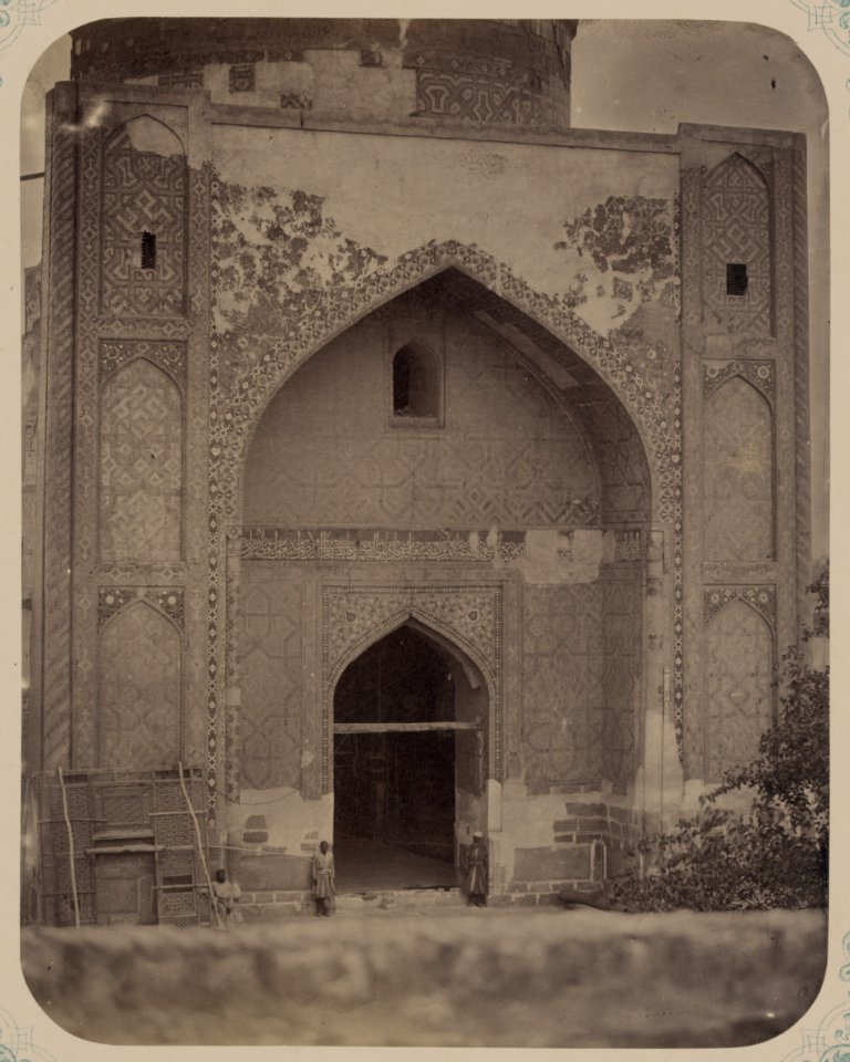 Samarkandskiia drevnosti. Medresse (sic) Tillia Kari. Vnutrennii dvor. (zapadnaia storona) Vkhod v sobornuiu mechet' (meschiti dzhami) LCCN2007682785