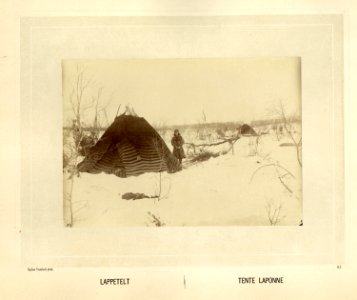 Same i pesk ved teltet som er slått opp på den snødekte vidda - Norsk folkemuseum - NF.15006-052