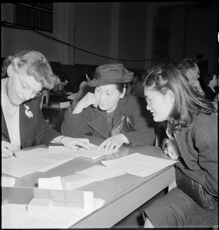 San Francisco, California. A conference on evacuation details 2031 Bush Street. Evacuees of Japane . . . - NARA - 536467