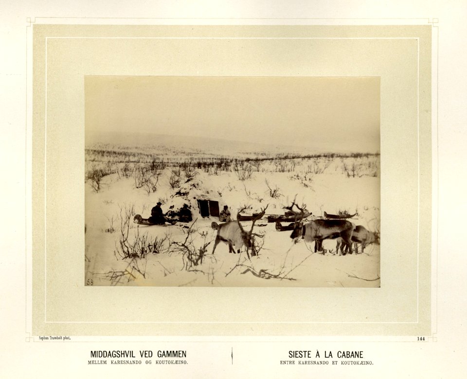 Samer med reinsdyr hviler ved gamme på strekningen mellom Kareusndo i Sverige og Kautokeino - Norsk folkemuseum - NF.15006-138