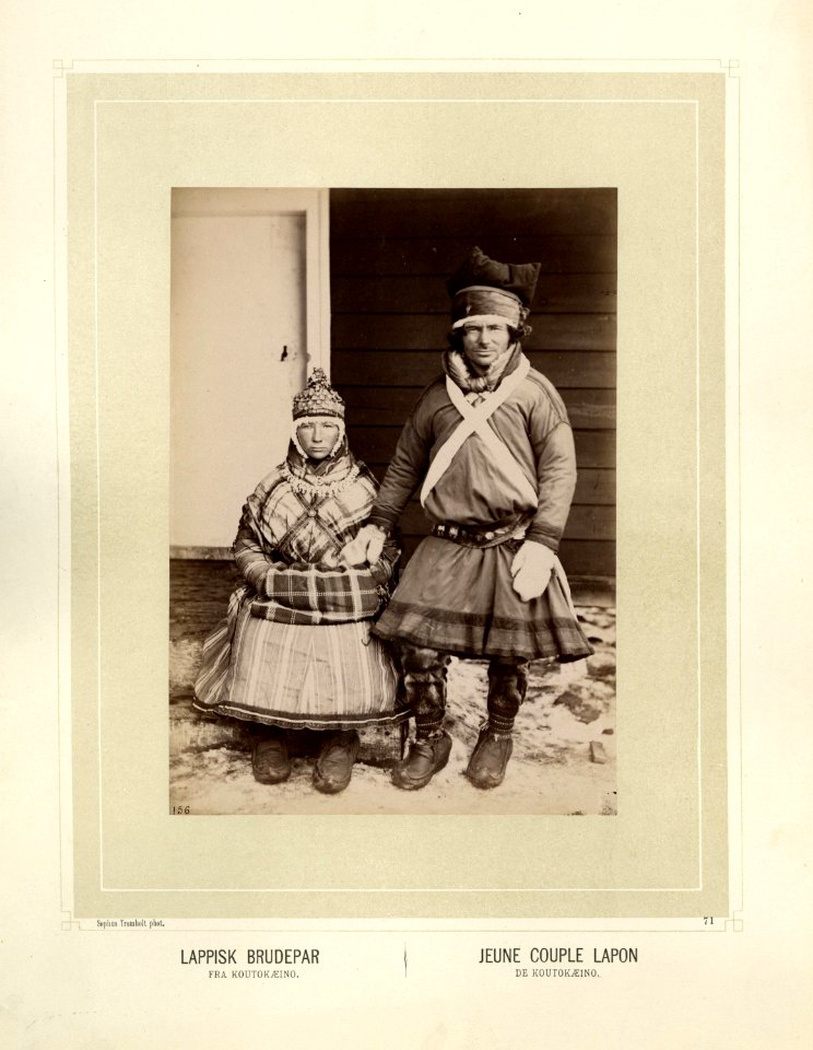 Samisk brudepar i kofte og skaller - Norsk folkemuseum - NF.15006-072