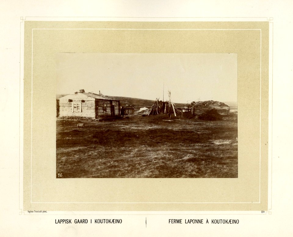 Samisk gårdstun med gamme i Kautokeino - Norsk folkemuseum - NF.15006-030