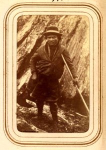 Samisk man med käpp. Lotten von Düben 1868 - Nordiska Museet - NMA.0033093 1