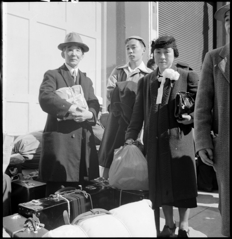 San Francisco, California. Early comers arrive with personal effects at 2020 Van Ness Avenue as par . . . - NARA - 536062