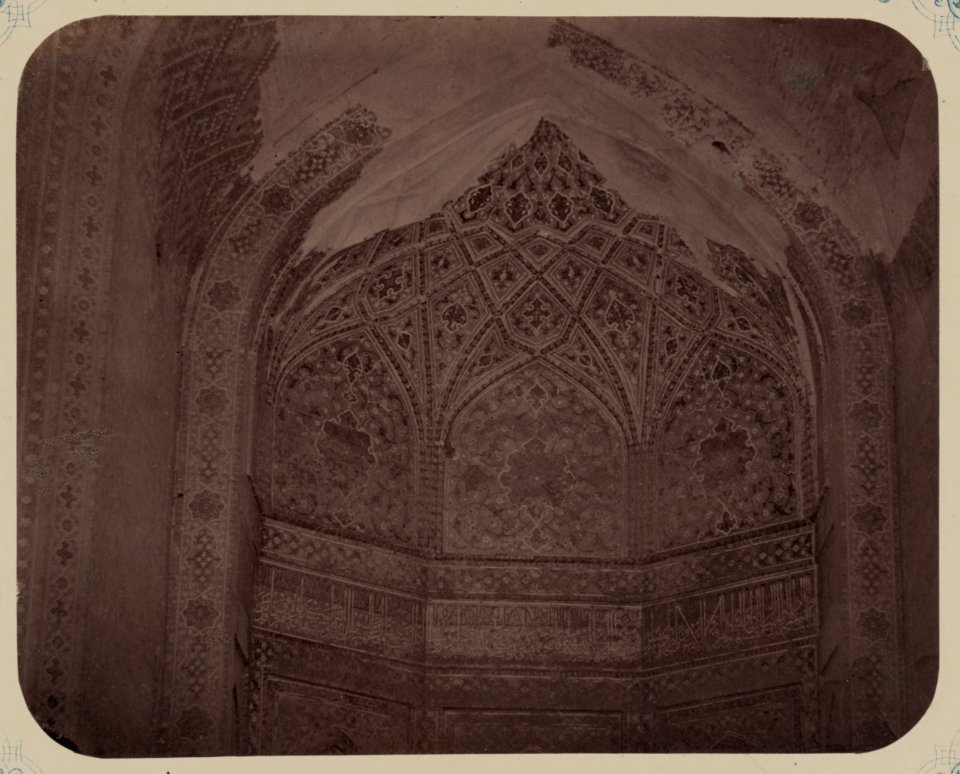 Samarkandskiia drevnosti. Medrese Shir Dar. Vnutrennii dvor (vos- storona). Nadpis' idushchaia vnutri nishie v verkhnei eia chasti. Seredina LCCN2007682766