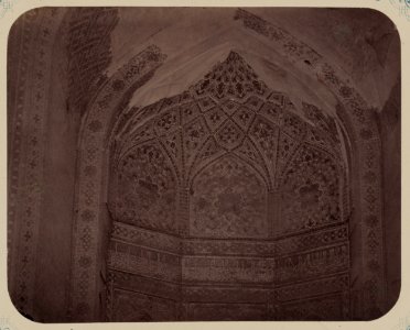 Samarkandskiia drevnosti. Medrese Shir Dar. Vnutrennii dvor (vos- storona). Nadpis' idushchaia vnutri nishie v verkhnei eia chasti. Seredina LCCN2007682766