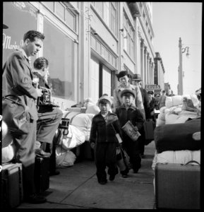 San Francisco, California. Many news photographers were present for the first contingent of evacuee . . . - NARA - 537758