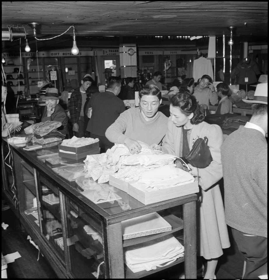 San Francisco, California. At a close-out sale these patrons were buying merchandise to take with t . . . - NARA - 537602