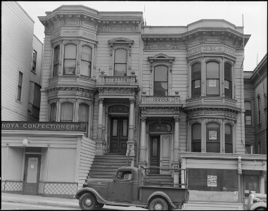 San Francisco, California. Dwelling is being vacated in the Japanese section near Post Street as ev . . . - NARA - 537685