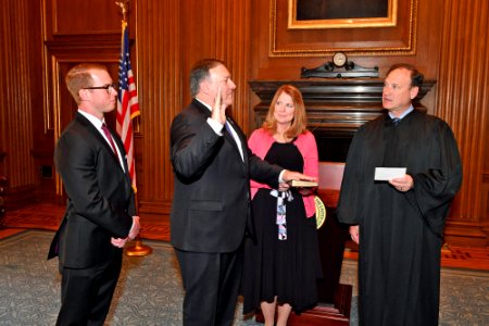 Samuel Alito swears in Mike Pompeo