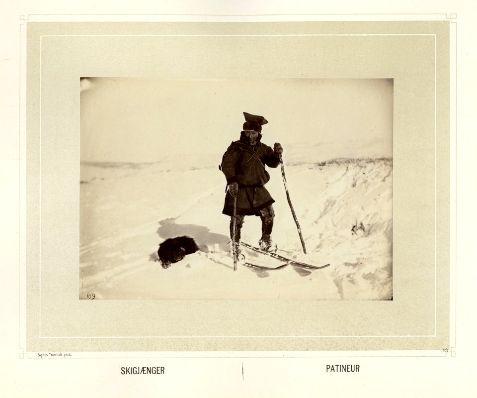 Same i kofte på skitur med hund - Norsk folkemuseum - NF.15006-044