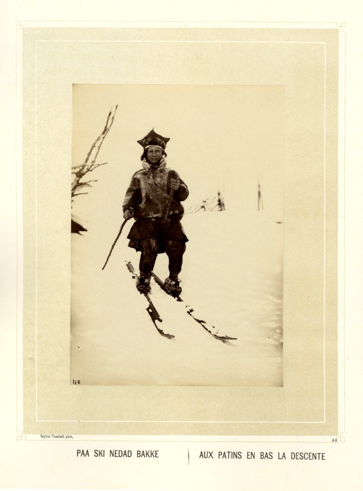 Same med pesk på ski ned en bakke - Norsk folkemuseum - NF.15006-045