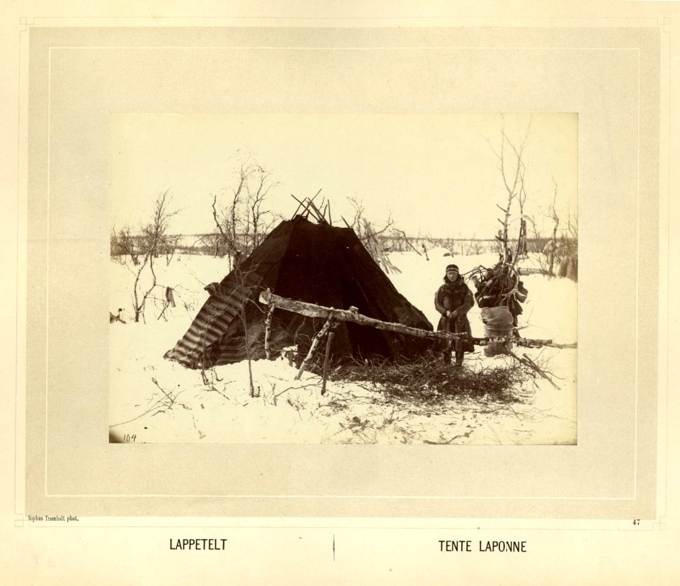 Samekvinne i pesk foran teltet - Norsk folkemuseum - NF.15006-048