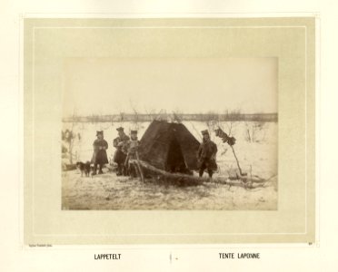 Samer i pesk foran teltet sitt - Norsk folkemuseum - NF.15006-049
