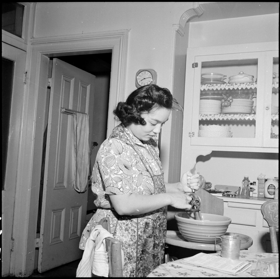 San Francisco, California. Mrs. Dave Tatsuno prepares a final meal at 2625 Buchanan Street, prior t . . . - NARA - 536038