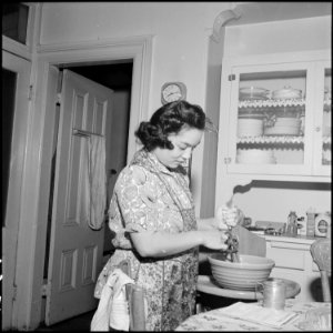 San Francisco, California. Mrs. Dave Tatsuno prepares a final meal at 2625 Buchanan Street, prior t . . . - NARA - 536038