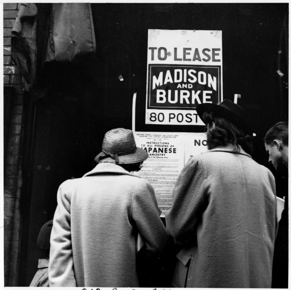 San Francisco, California. Saturday afternoon shoppers reading order directing evacuation of person . . . - NARA - 536019