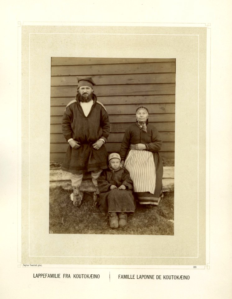 Samisk familie med kofte og skaller - Norsk folkemuseum - NF.15006-039