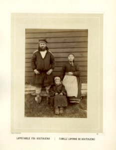 Samisk familie med kofte og skaller - Norsk folkemuseum - NF.15006-039