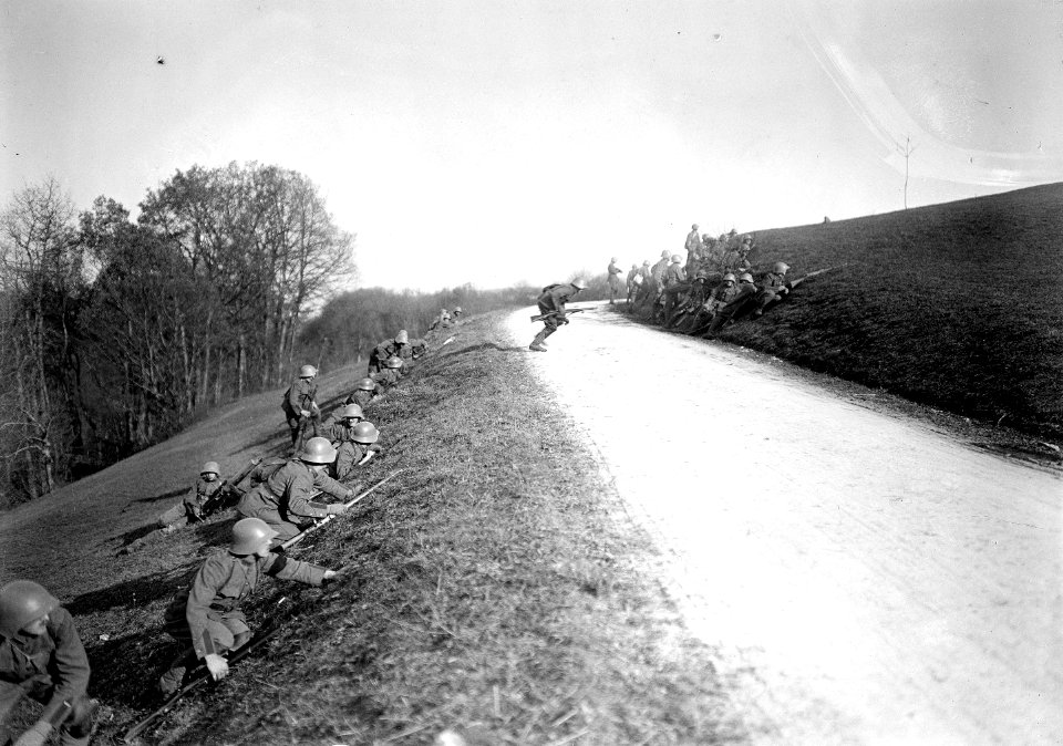 Sammeln der Linien in Deckung vor dem Angriff - CH-BAR - 3241506