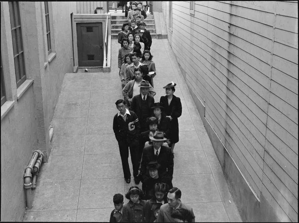 San Francisco, California. Waiting in line, 2031 Bush Street, for voluntary inoculation against typ . . . - NARA - 536460